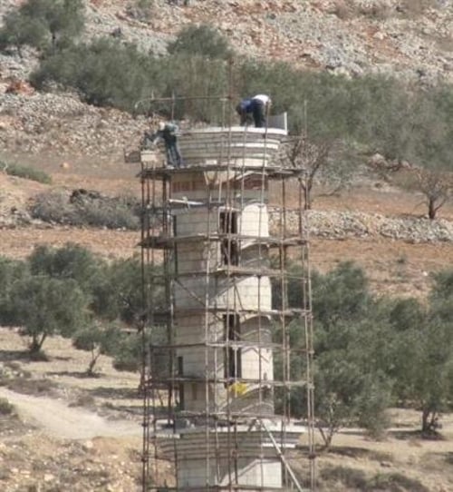 איפה אנשי שלטון החוק? למרות צו בג"צ, נמשכת בניית המסגד