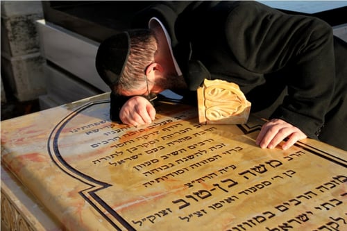 פקחי עיריית י-ם שברו את מצבתו של הרב משה בן טוב