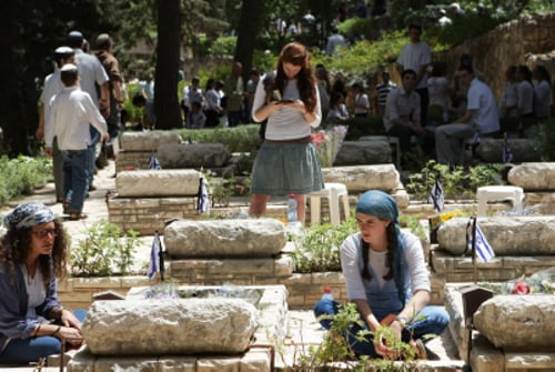 חניכי בני עקיבא יניחו נר נשמה על כל קבר של נופל