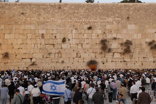 בתפילה חגיגית נצבע הכותל המערבי בכחול ולבן