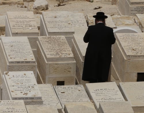 "פעם היה יקר לחיות במדינה, היום גם יקר למות בה"
