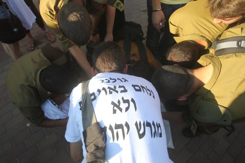 הצלמת מירי צחי: חיילי גולני לבשו את החולצות מרצונם