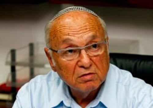 מתפללים לשר נאמן: אין לך בושה להראות את פניך כאן?!