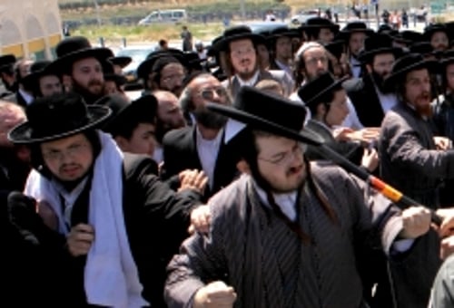 עשרות חרדים הפגינו מול בית הספר לבנות בבית שמש