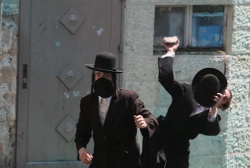 המשטרה: הקנאים בירושלים גובים דמי חסות מחנויות