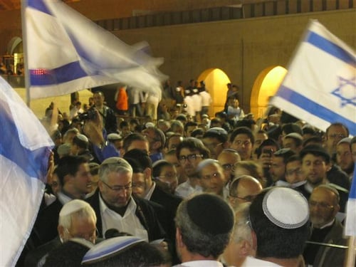 אלפים בכותל המערבי בתפילת ליל יום העצמאות