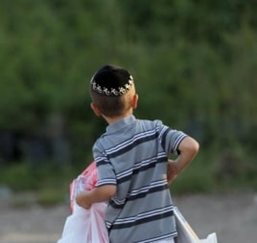האב החרדי הפך לסרוג; האם לא מוכנה שיראה את הילדים