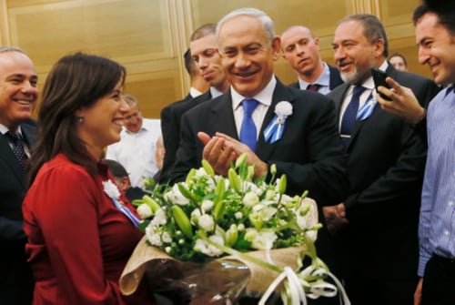 לפני ההשבעה: חוטובלי קיבלה זר פרחים ענק לאירוסיה