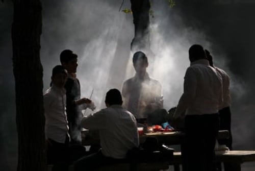 הרב מצגר על החרדים שעשו מנגל ביום השואה: חילול השם!