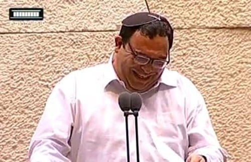 שר החיוך: צפו ברב פירון נקרע מצחוק במליאת הכנסת