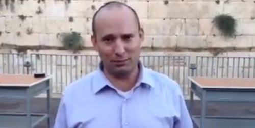 צפו: בנט מציג ומסייר בעזרת ישראל
