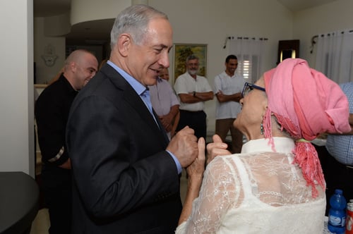 רה"מ בנימין נתניהו ביקר אצל אמא של זיו שילון: "את אשת חיל שגידלה גיבור חיל"
