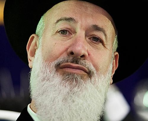 קרובותיו של הרב מצגר: "משפחת לאו הפילה עליו תיק"