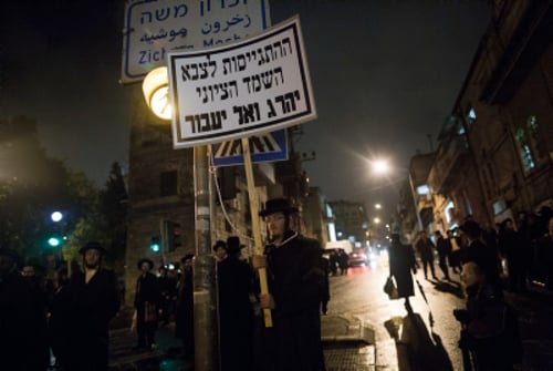 צפו: חרדי חוטף ממכת"ז משטרתי במאה שערים