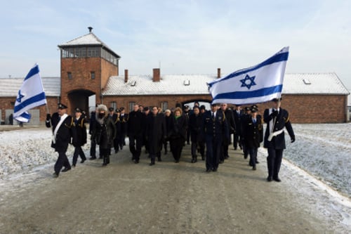 בתפילה ובהדלקת נרות נשמה צוין טקס יום השואה הבנ"ל באושוויץ