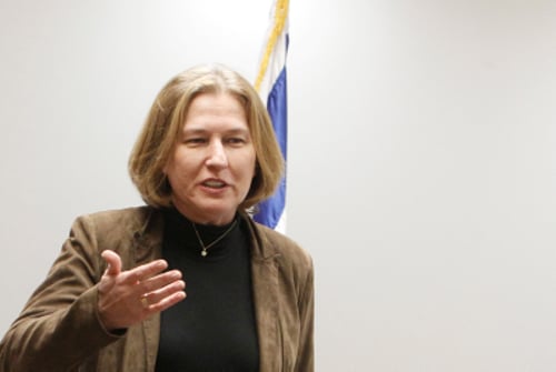 לבני לועגת: "בואו ונצא למסע פרסום בעולם בעקבות בנט"