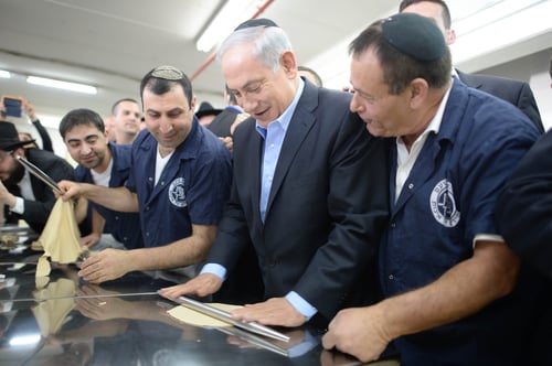 צפו: ראש הממשלה אופה מצות בכפר חב"ד