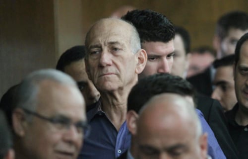 אולמרט נחקר כעת במשטרה: שולה זקן הקליטה אותו 4 שנים