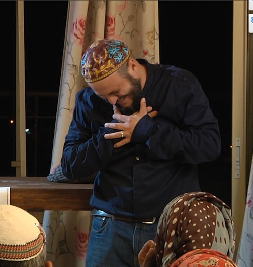 חמוצים: ההצגה שנוגעת ביחסים שלכם עם ההורים