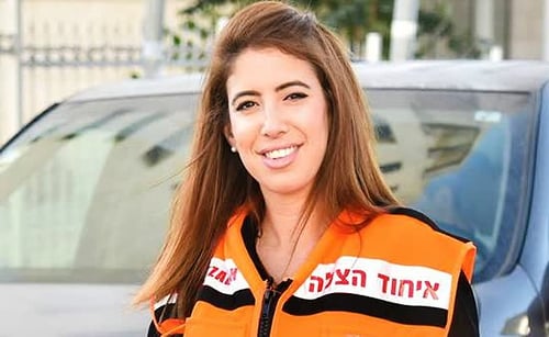 ריגשה את הרשת: מצילה חיים למרות המגבלה הקשה