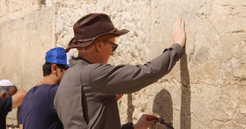מרגש: אושיית הטלוויזיה האמריקאית מבקר בכותל