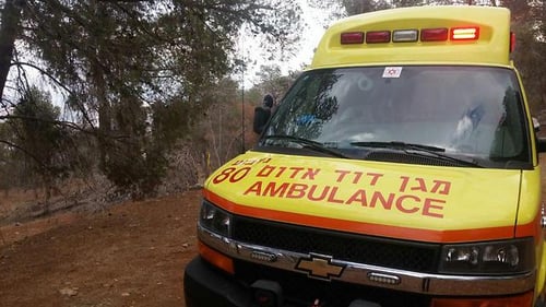 פועל התחשמל במהלך עבודתו ברעננה, מצבו בינוני