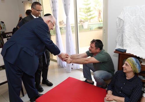 ריבלין ניחם את משפחת הלוחם: "התפללנו לנס"