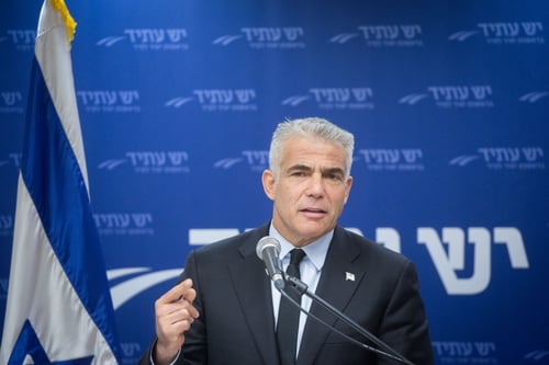 לפיד הותקף ע"י תומכי נתניהו: "לא מפחידים אותי"