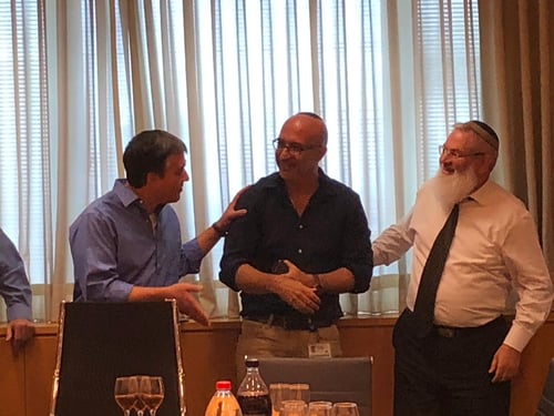 הפיטורים נכנסו לתוקף: קובי אלירז נפרד ממשרד הביטחון