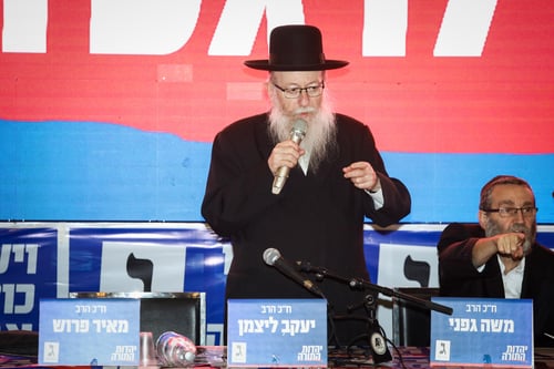 החרדים התקפלו: נסוגו מהסירוב לשבת עם לפיד
