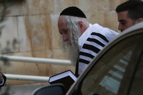 נזקק לתמיכה נשימתית: אליעזר ברלנד נדבק בקורונה