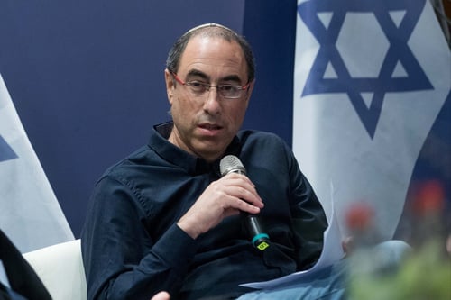 קלמן מכסח את איש הפורום החילוני: צפו