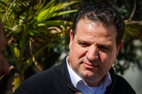 איימן עודה פונה מהכנסת באמבולנס