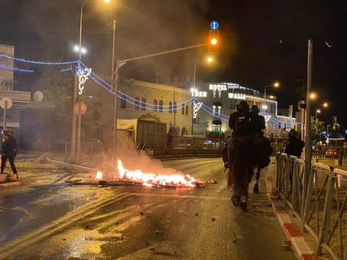 יידו אבנים, הציתו קטנוע: אישום נגד ערבים בחיפה