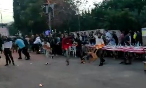 צפו: עשרות ערבים תקפו את לשכתו של בן גביר