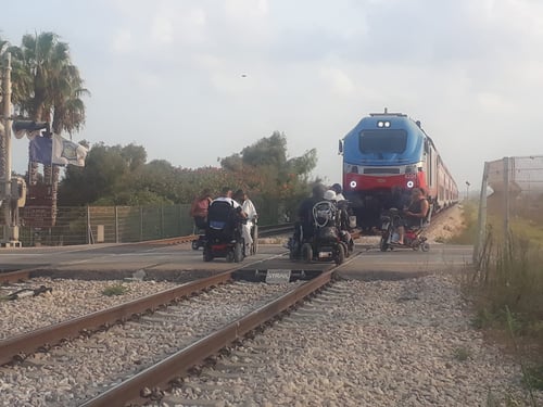 פעילי מחאת הנכים חסמו את הרכבת בצומת הבונים