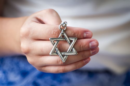 ארה"ב: קרוב לרבע מסתירים סממנים יהודים