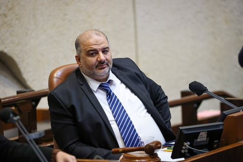 במשותפת תוקפים: פיצול האישיות של עבאס