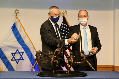 חג בארה"ב: הרצוג ערך מסיבת חנוכה בוושינגטון