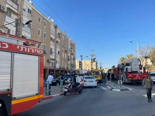 שריפה בדימונה: 3 לכודים חולצו מהמבנה הבוער