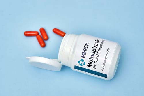 אחרי פייזר: ה-FDA אישר תרופה נוספת לקורונה