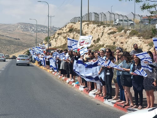 מרגש: תושבי בנימין במחווה למשפחה של נעם רז • צפו