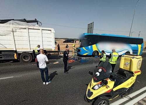 תאונה קשה בין אוטובוס למשאית בכביש 6
