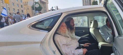 הרב דרוקמן הגיע להוביל את צעדת הדגלים. צפו