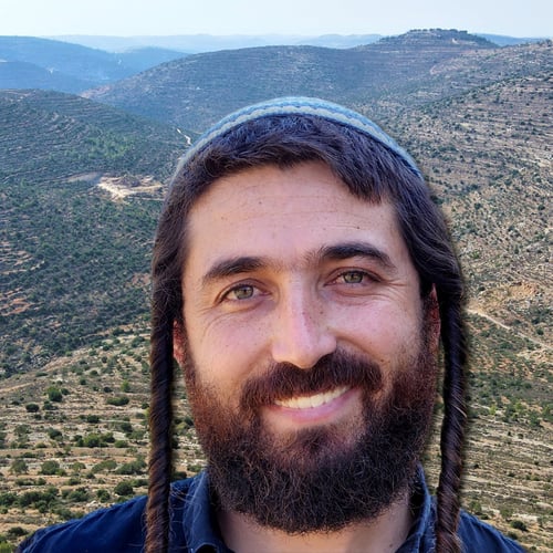 פעיל הימין הסרוג הודיע על התמודדות בציונות הדתית
