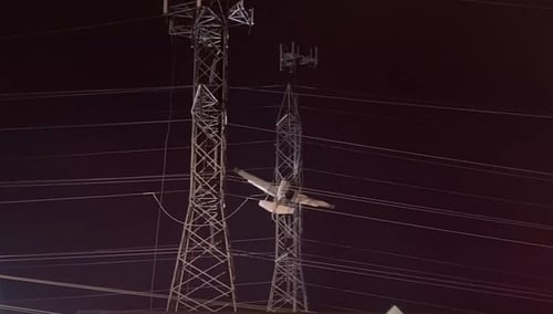 נותרו בחושך: מטוס התרסק לתוך קווי חשמל בארה"ב