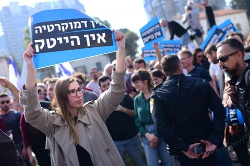 חברה ראשונה הודיעה: נוציא את כספינו מישראל