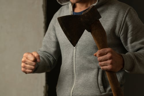 זעזוע בגרמניה: גבר רצח את סבתא שלו עם גרזן