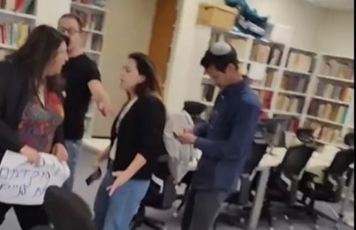 עובדת בקהלת: "מפגינה ניסתה להכות אותי" | צפו