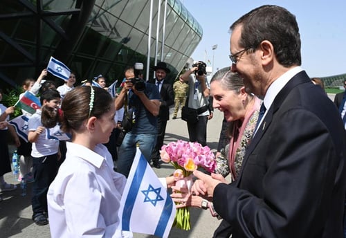קבלת פנים מרגשת: הרצוג נחת באזרבייג'ן